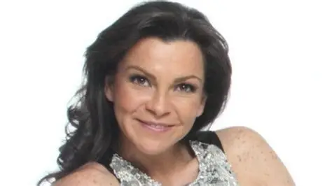 Elegant portrait-style image representing Shamadhi Alarcón and her connection to Mariana Garza and Mexico’s entertainment legacy.