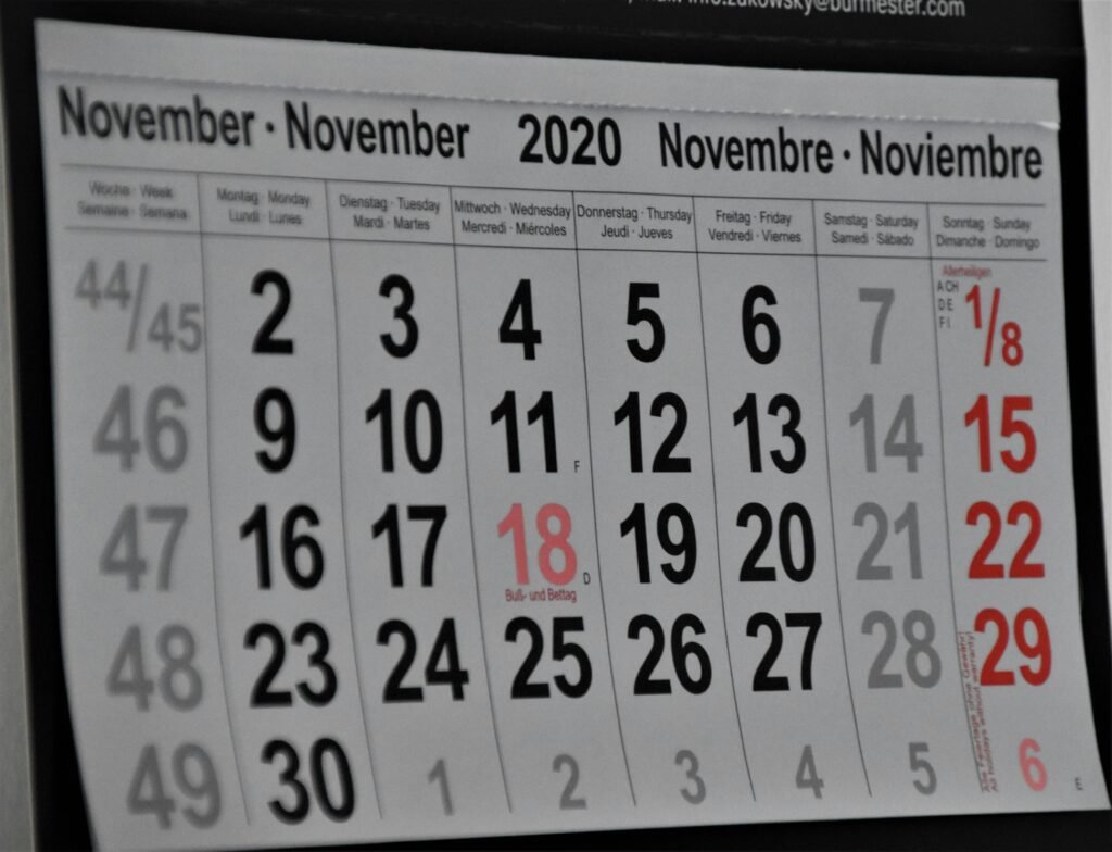 Calendar highlighting three business days with shipping boxes, banking icons, and office schedule symbols